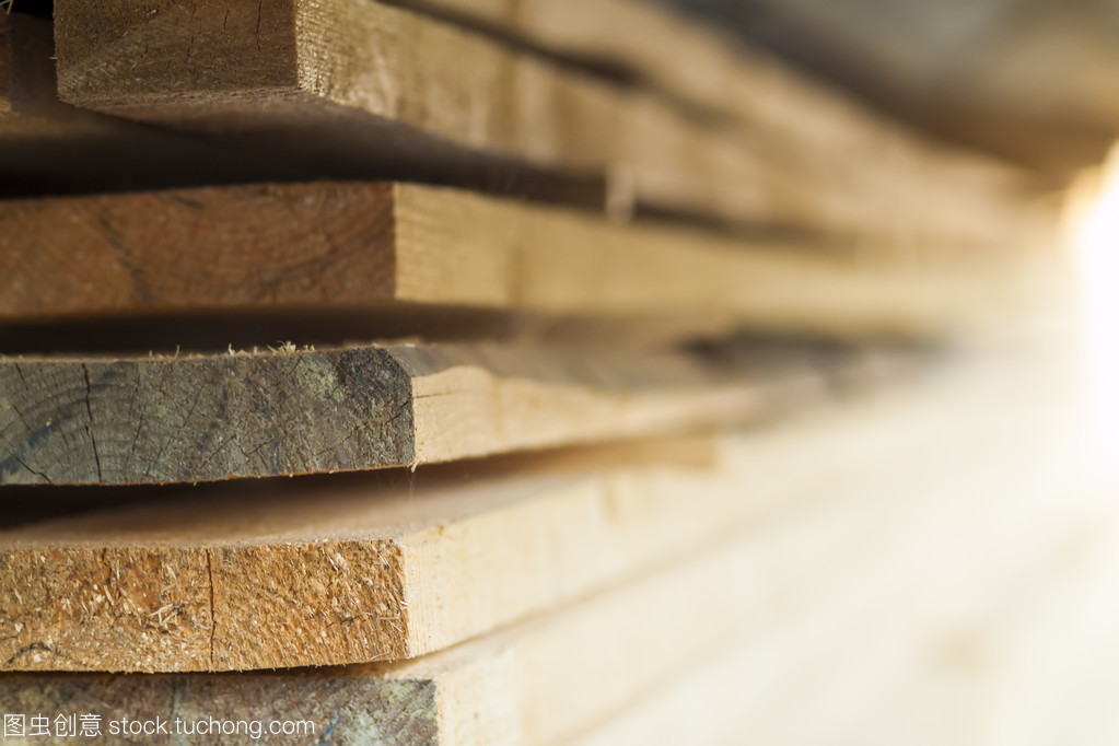 新木钉在木材场的堆栈。木材木材构造