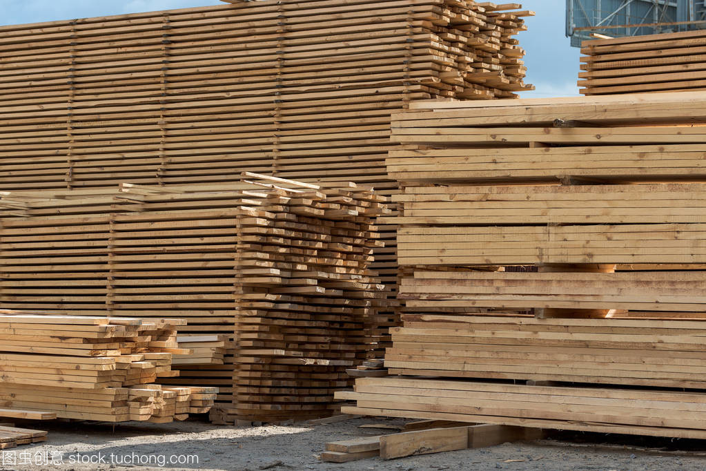 木材、 板和木材躺在一堆