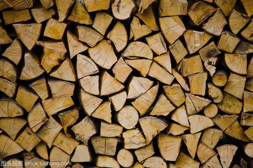 木材的壁炉